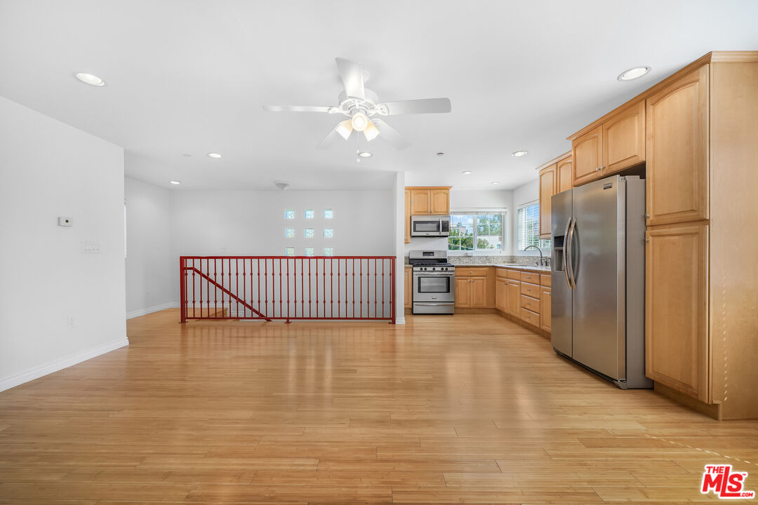741 N Las Palmas Ave