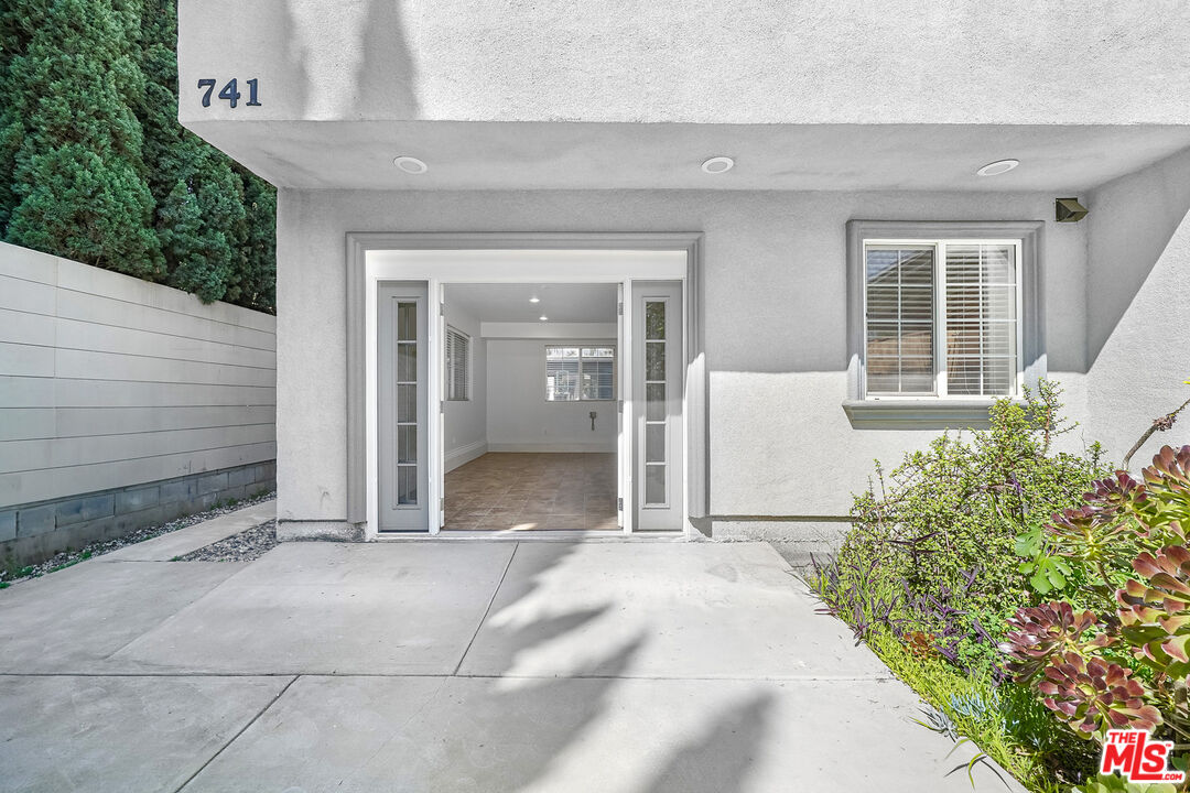 741 N Las Palmas Ave
