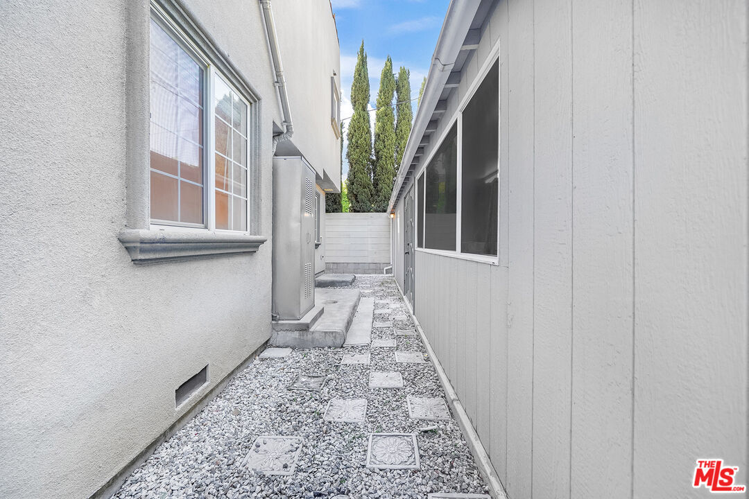 741 N Las Palmas Ave