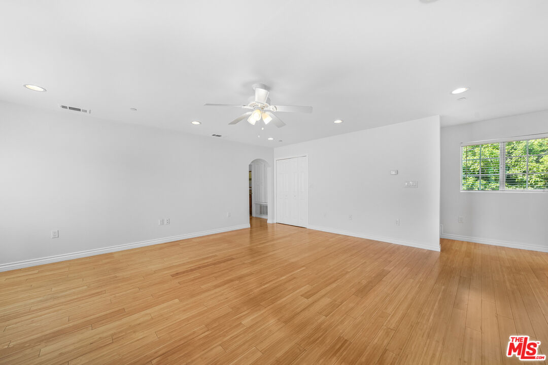 741 N Las Palmas Ave