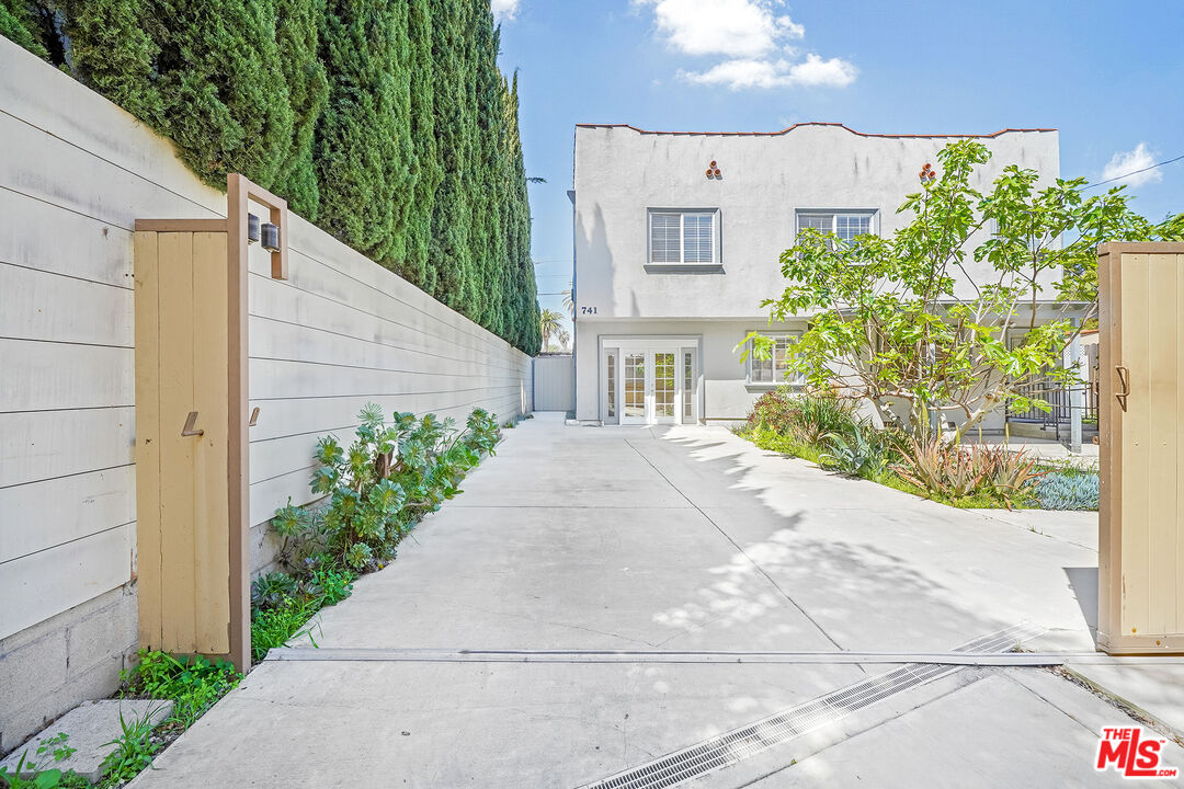 741 N Las Palmas Ave