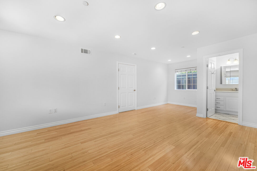 741 N Las Palmas Ave