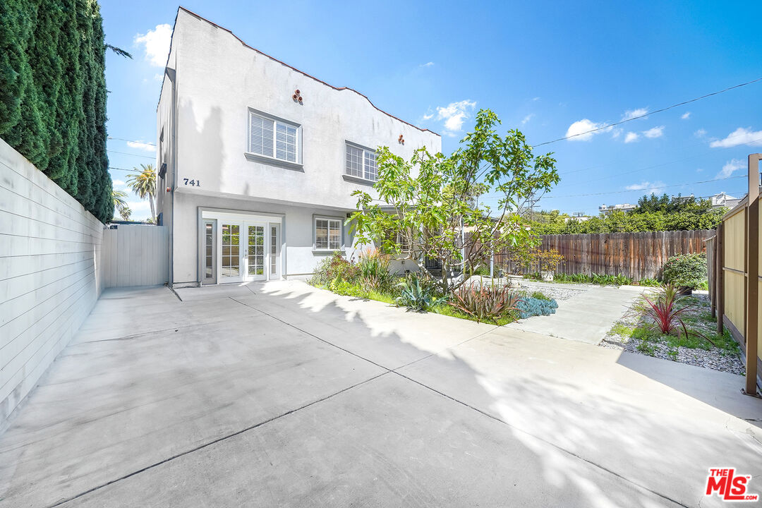 741 N Las Palmas Ave