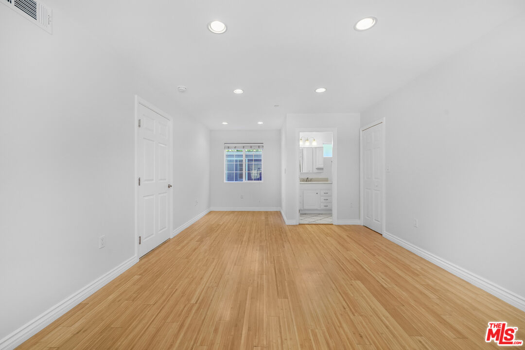 741 N Las Palmas Ave