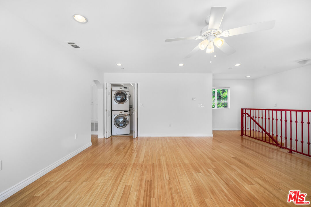 741 N Las Palmas Ave