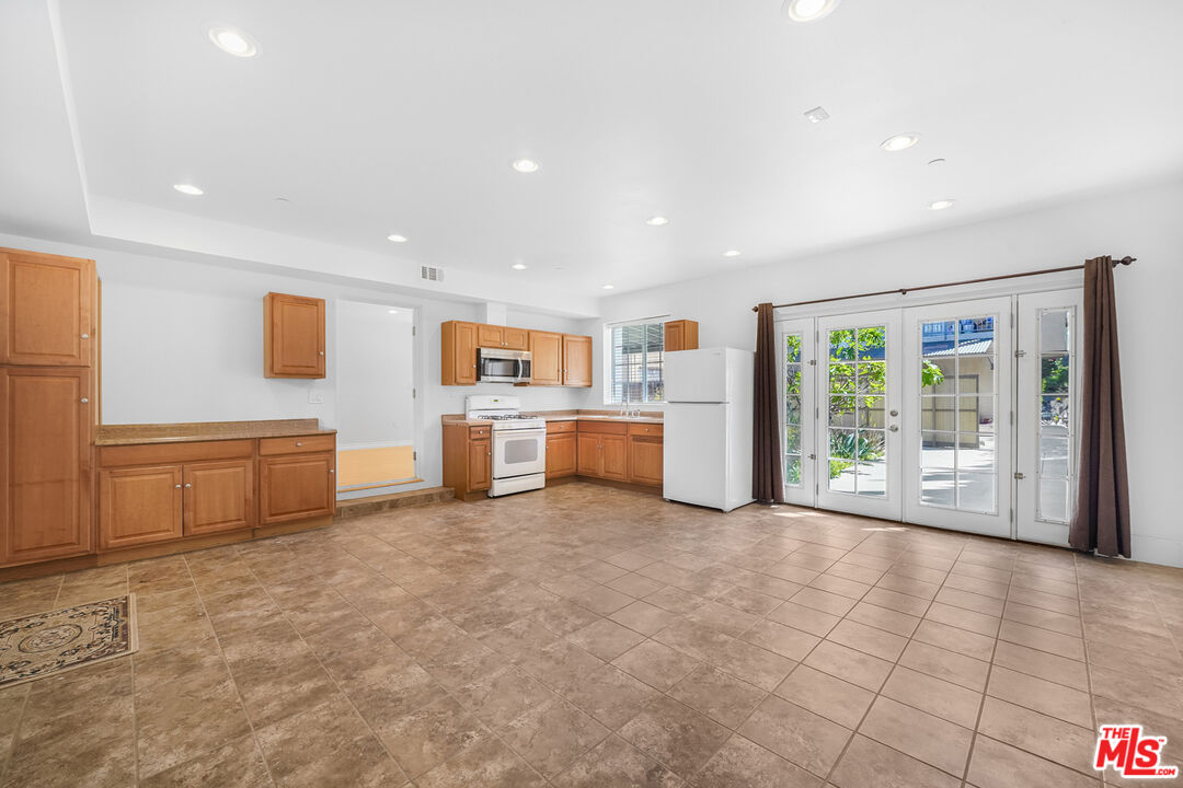 741 N Las Palmas Ave