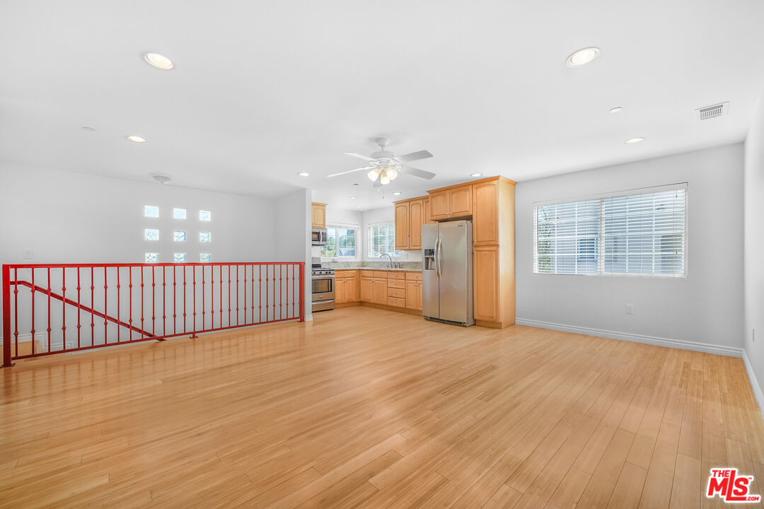741 N Las Palmas Ave