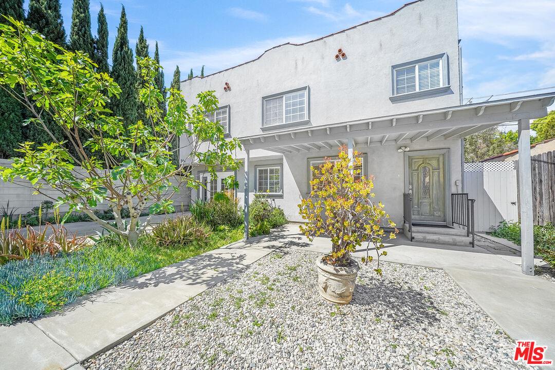 741 N Las Palmas Ave