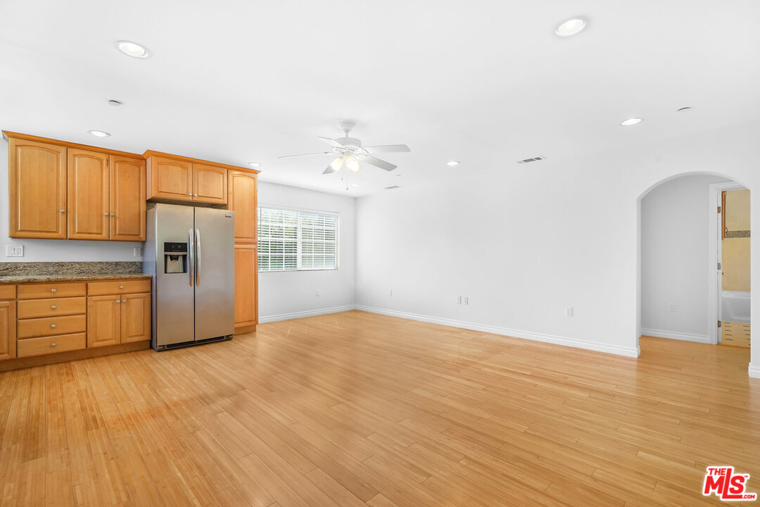 741 N Las Palmas Ave