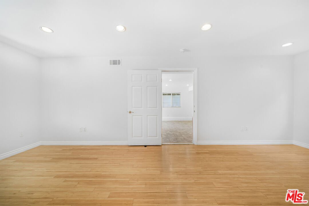 741 N Las Palmas Ave