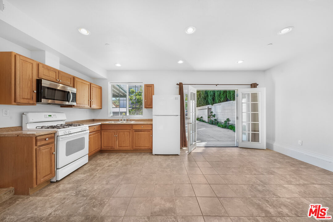741 N Las Palmas Ave