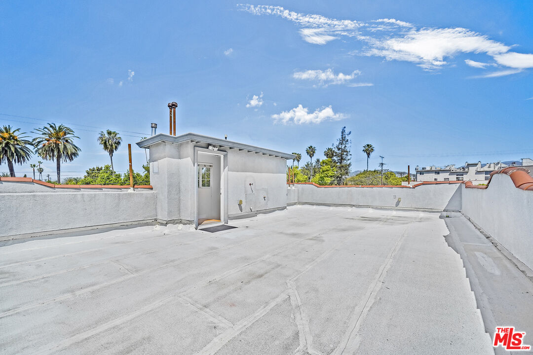 741 N Las Palmas Ave