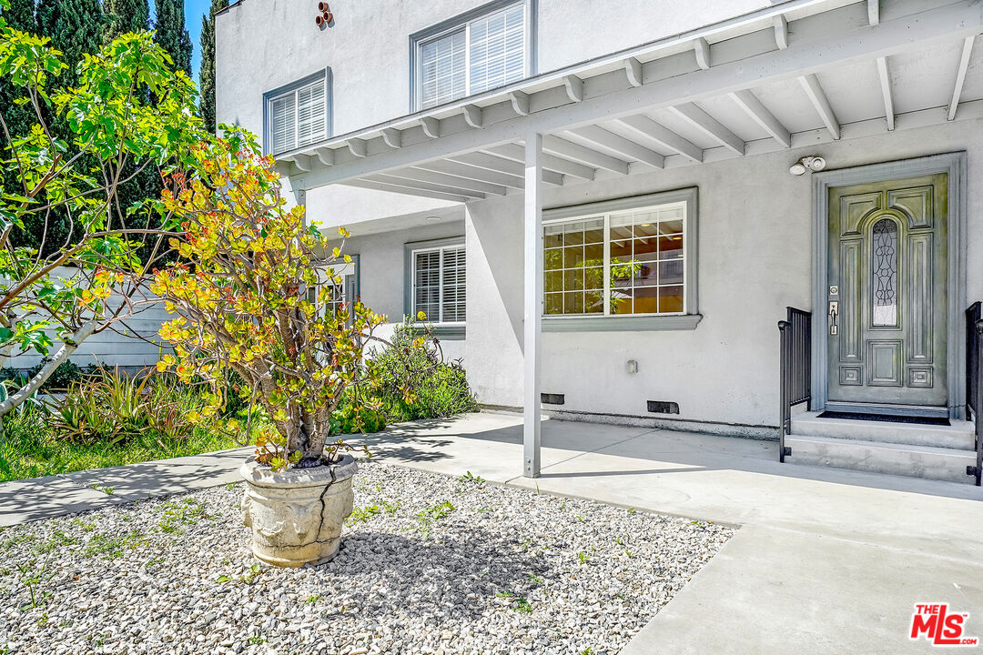 741 N Las Palmas Ave