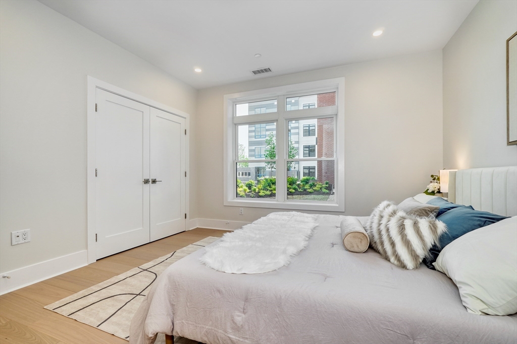 62 Foundry St # 216