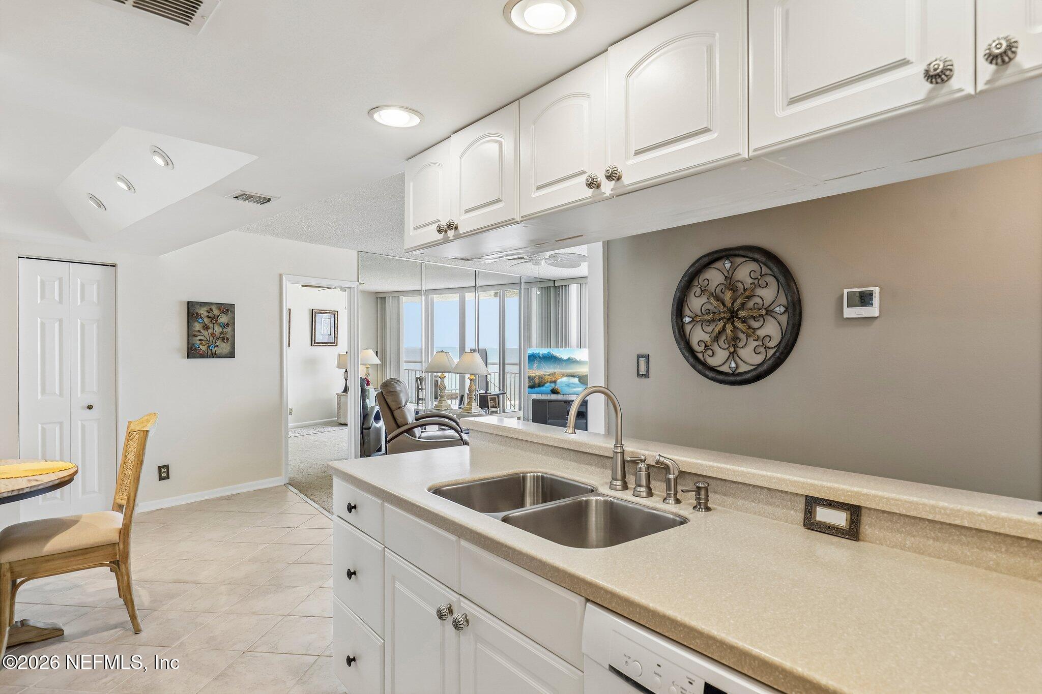 1601 OCEAN Drive 402