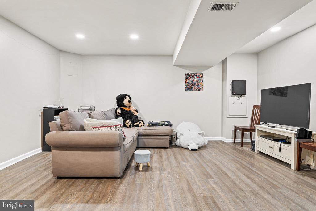 211 BLOOMINGDALE AVENUE 10B4008