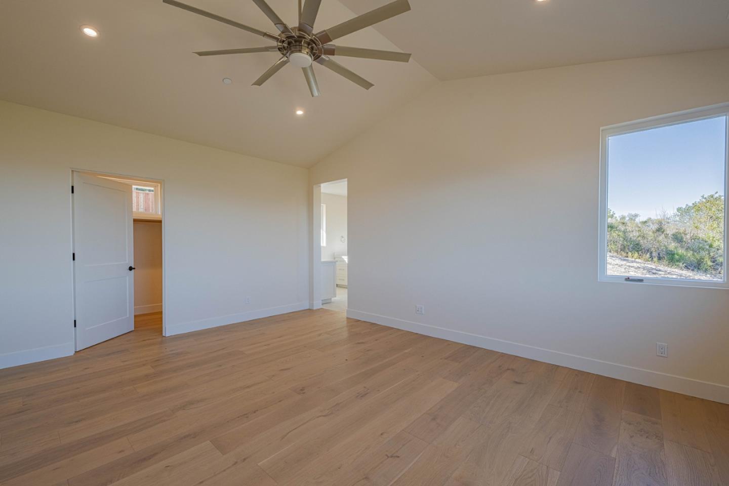 26135 Laureles Grade