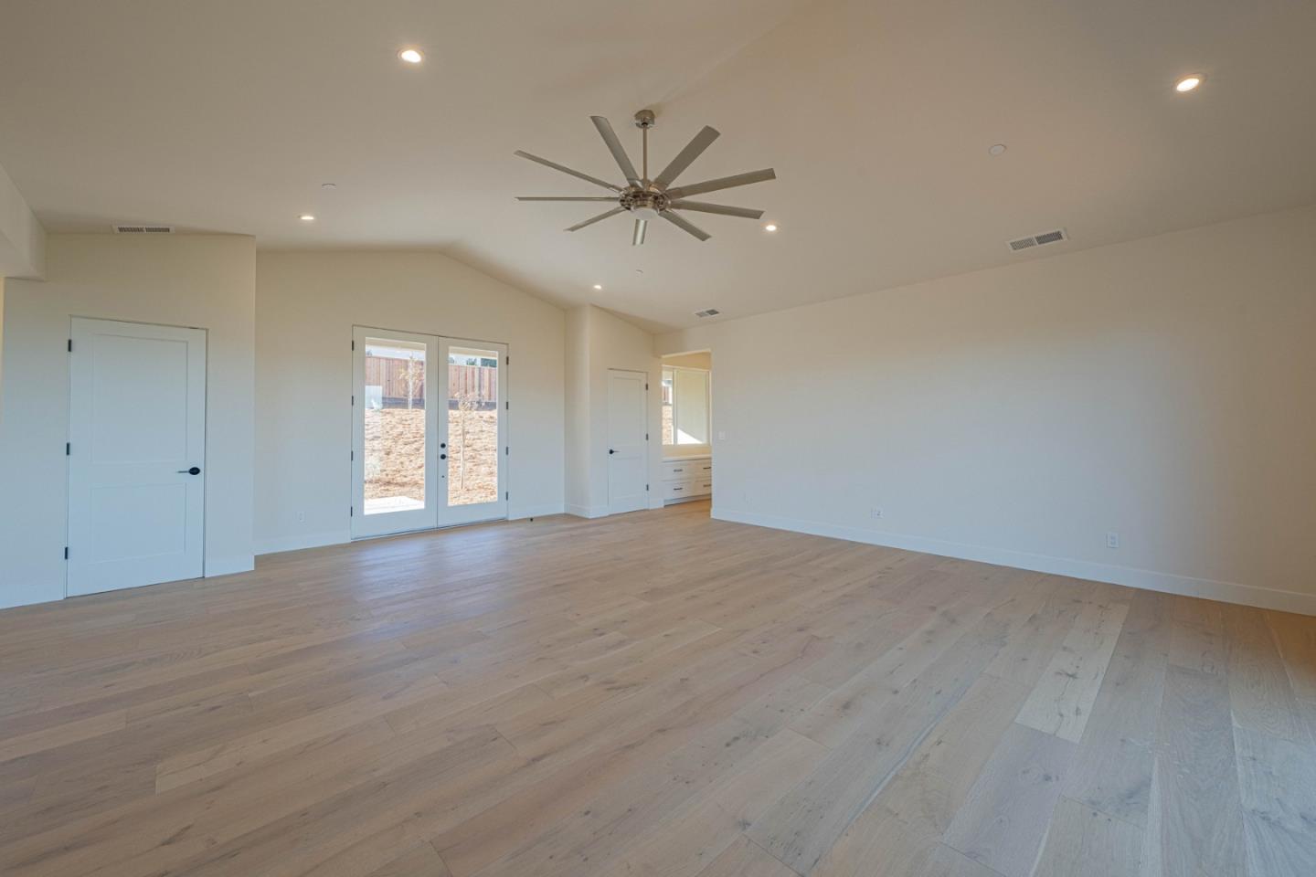 26135 Laureles Grade