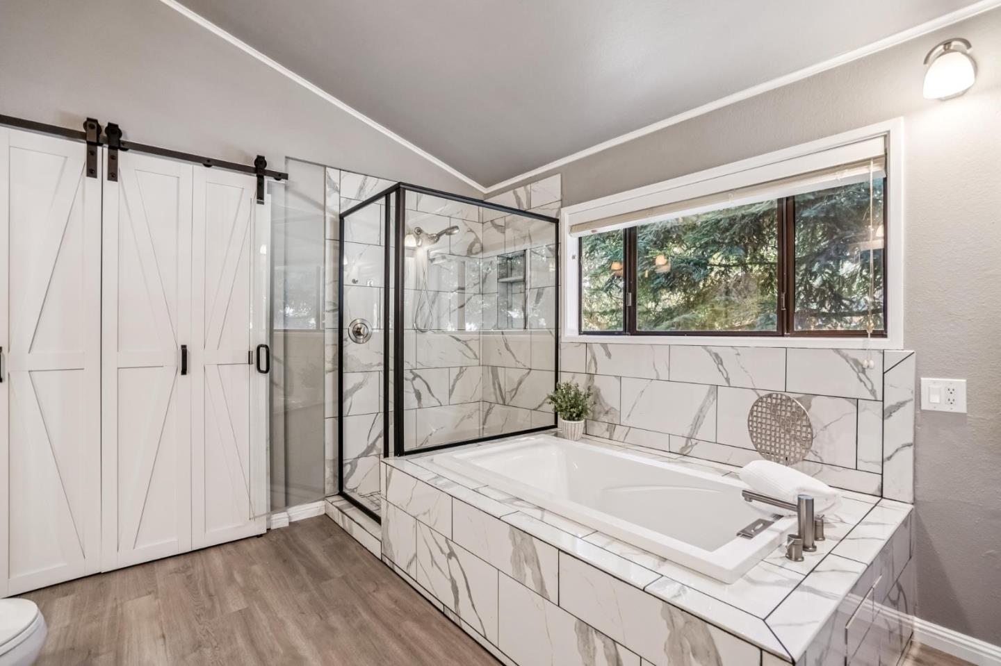 6 Wyndemere Vale