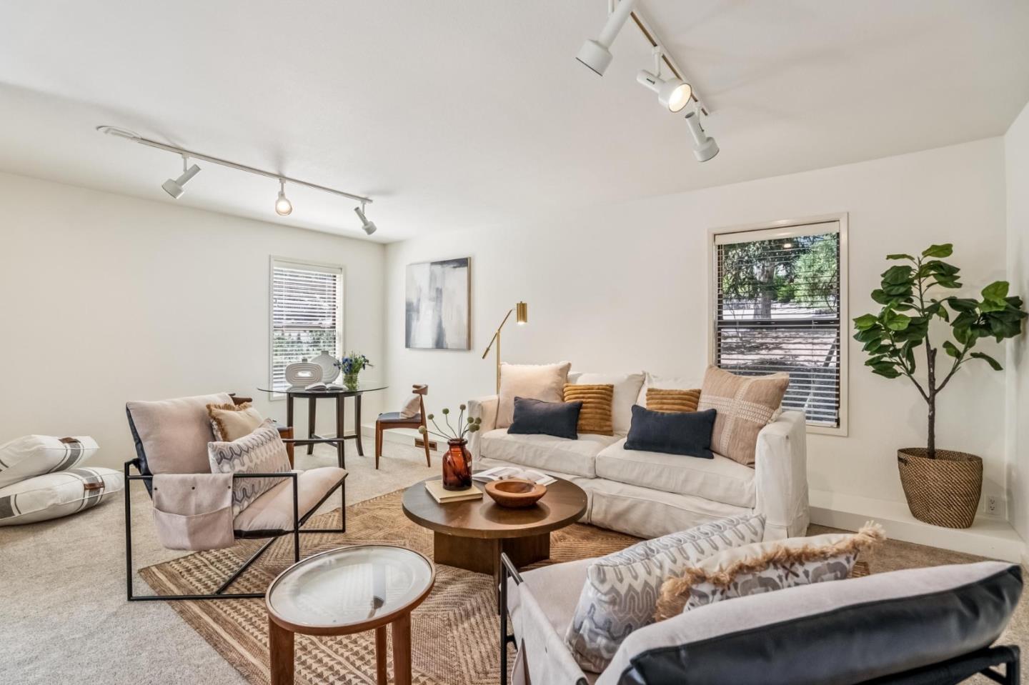 6 Wyndemere Vale