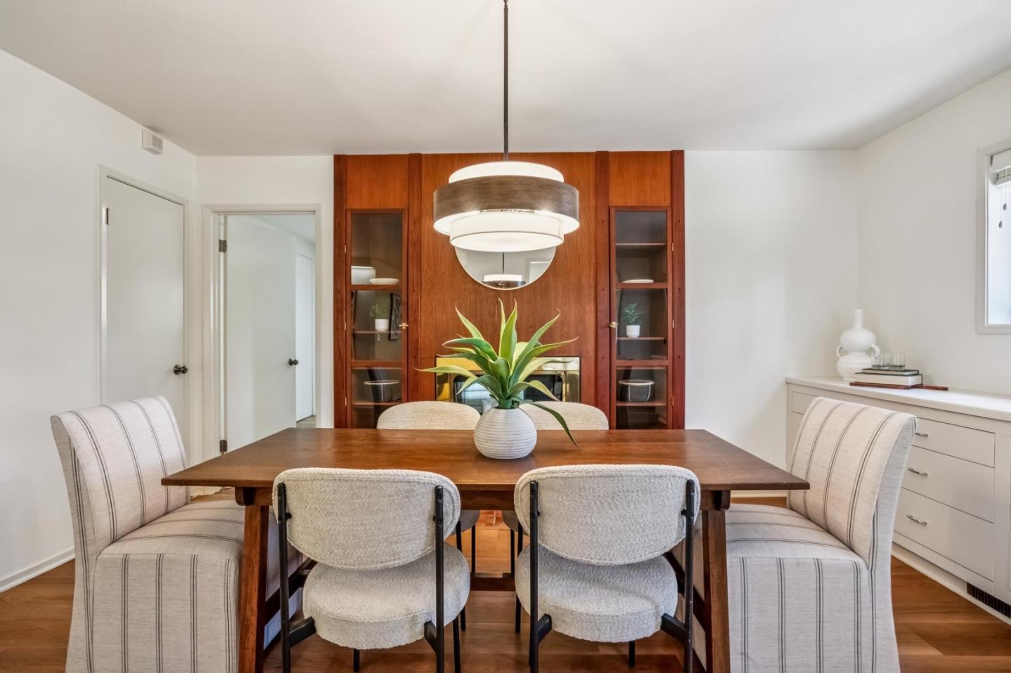 6 Wyndemere Vale