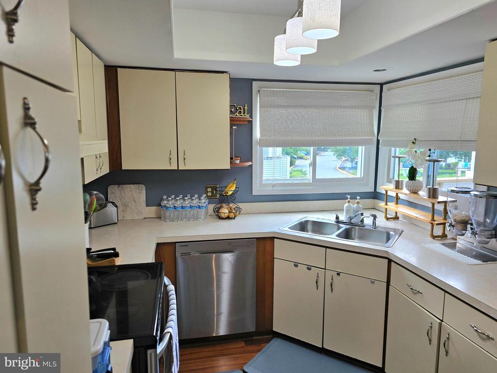 2102 CREEKSIDE DRIVE 2102