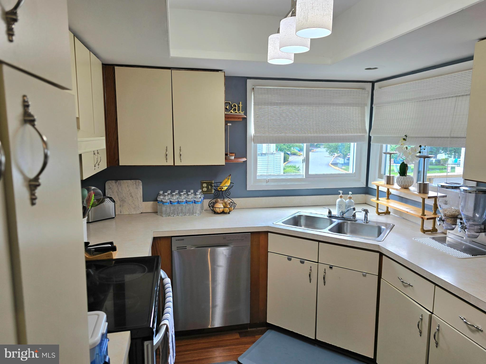 2102 CREEKSIDE DRIVE 2102