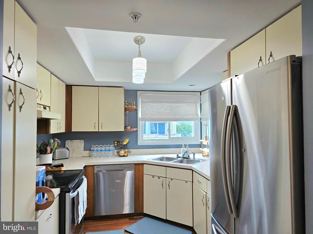 2102 CREEKSIDE DRIVE 2102