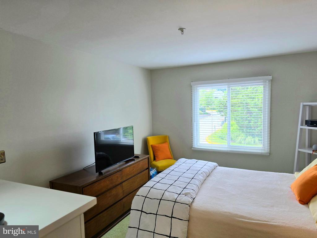 2102 CREEKSIDE DRIVE 2102