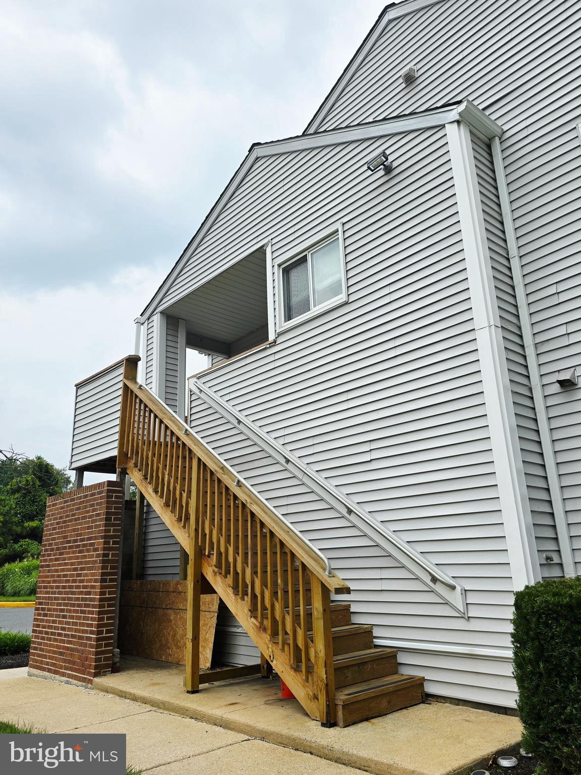 2102 CREEKSIDE DRIVE 2102