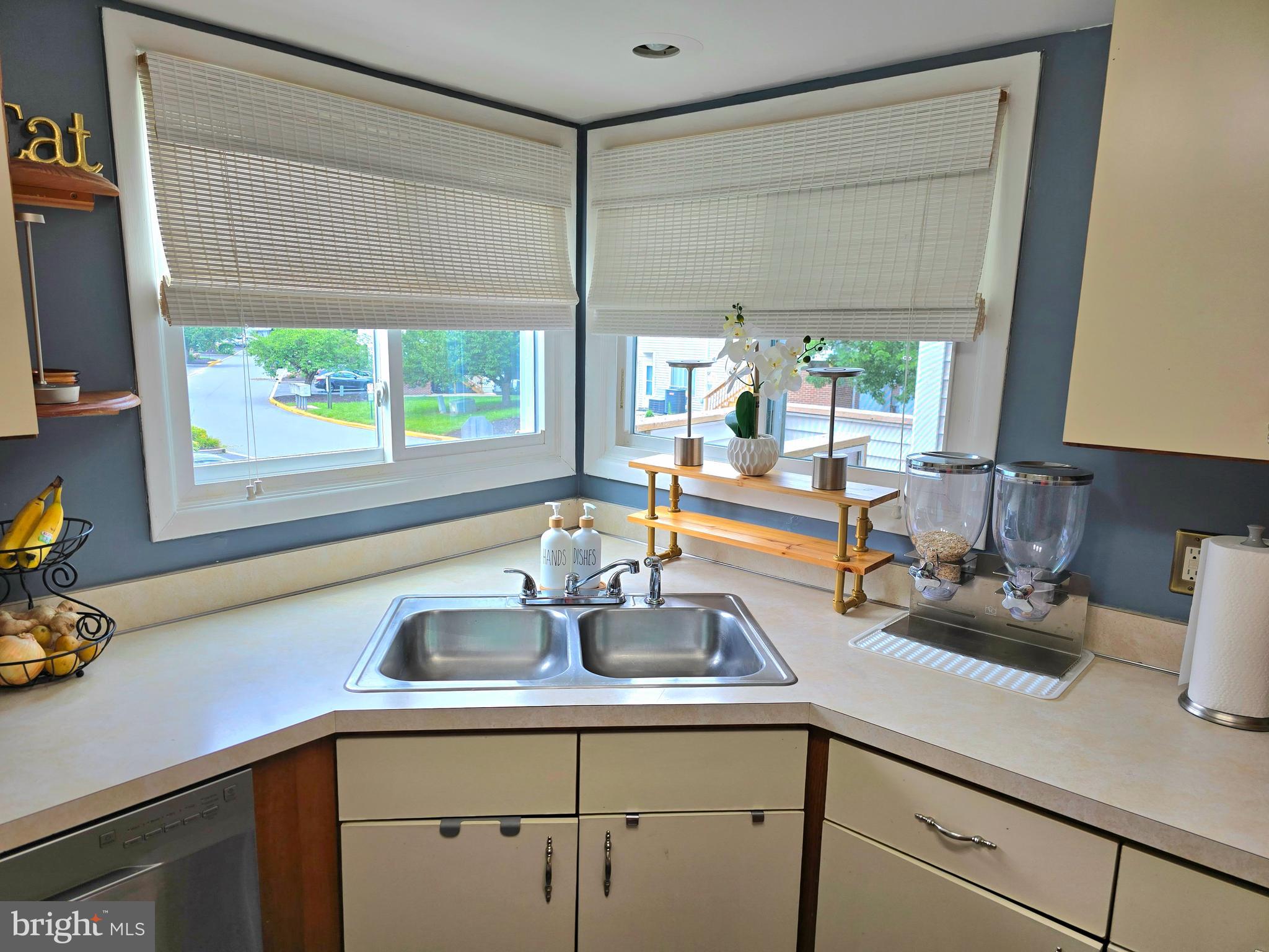 2102 CREEKSIDE DRIVE 2102