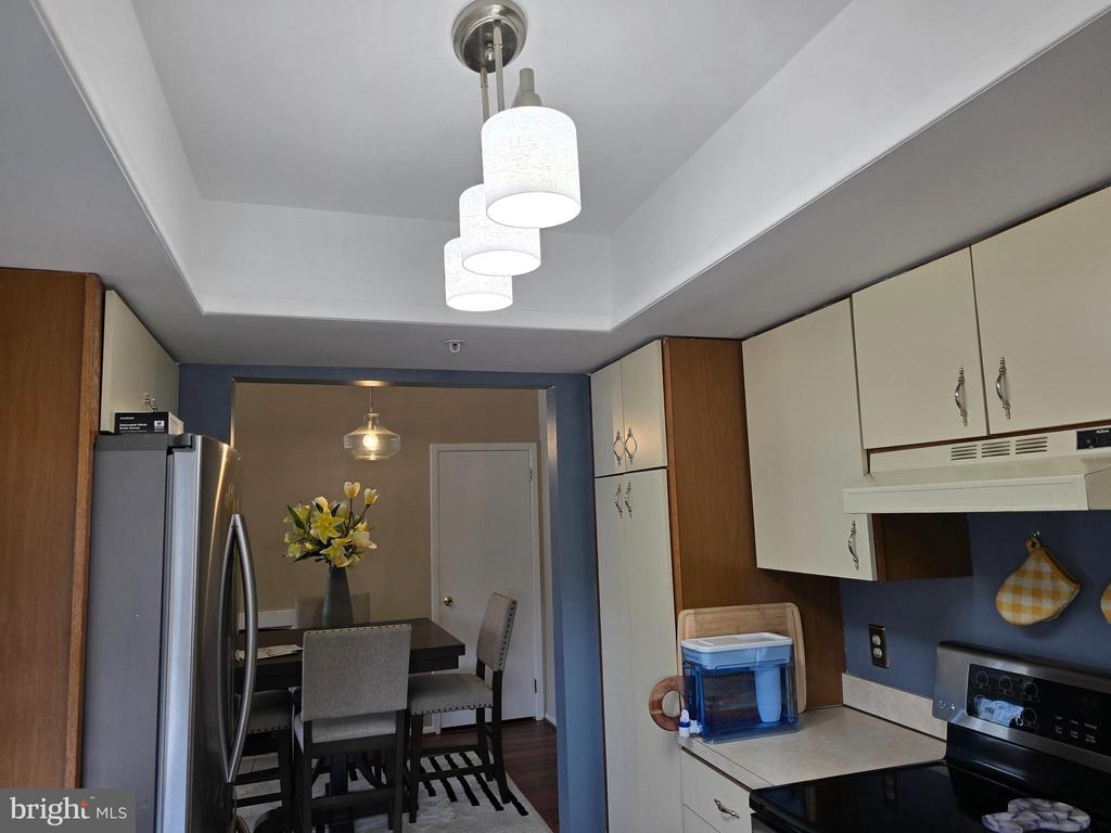 2102 CREEKSIDE DRIVE 2102