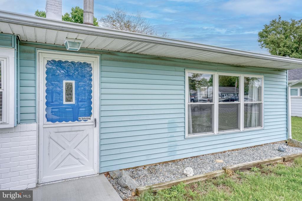 62 MONTROSE DRIVE