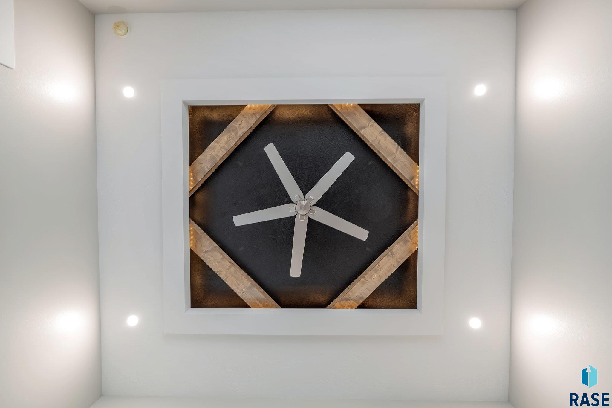 5601 E Saddle Ridge Cir