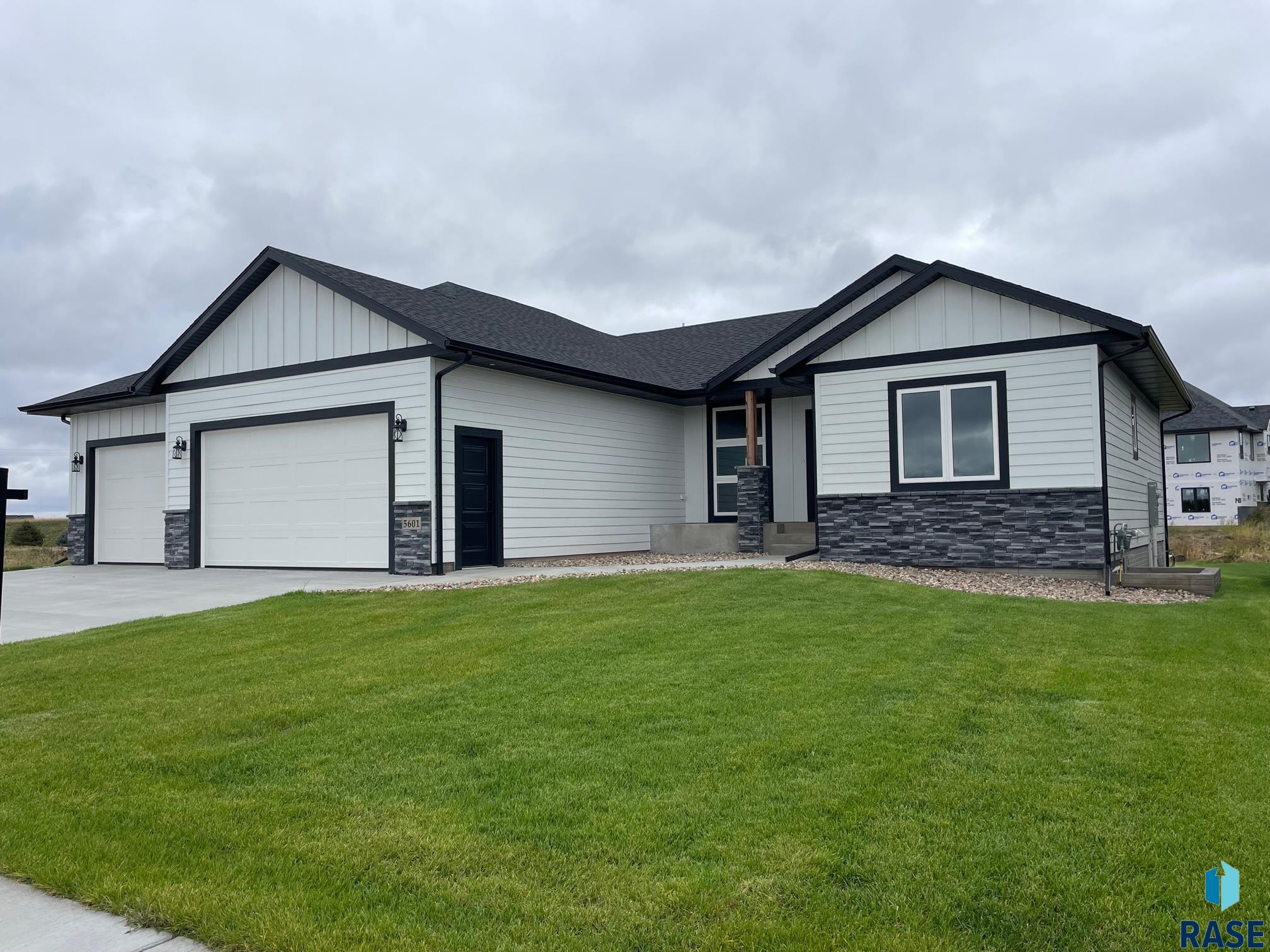 5601 E Saddle Ridge Cir