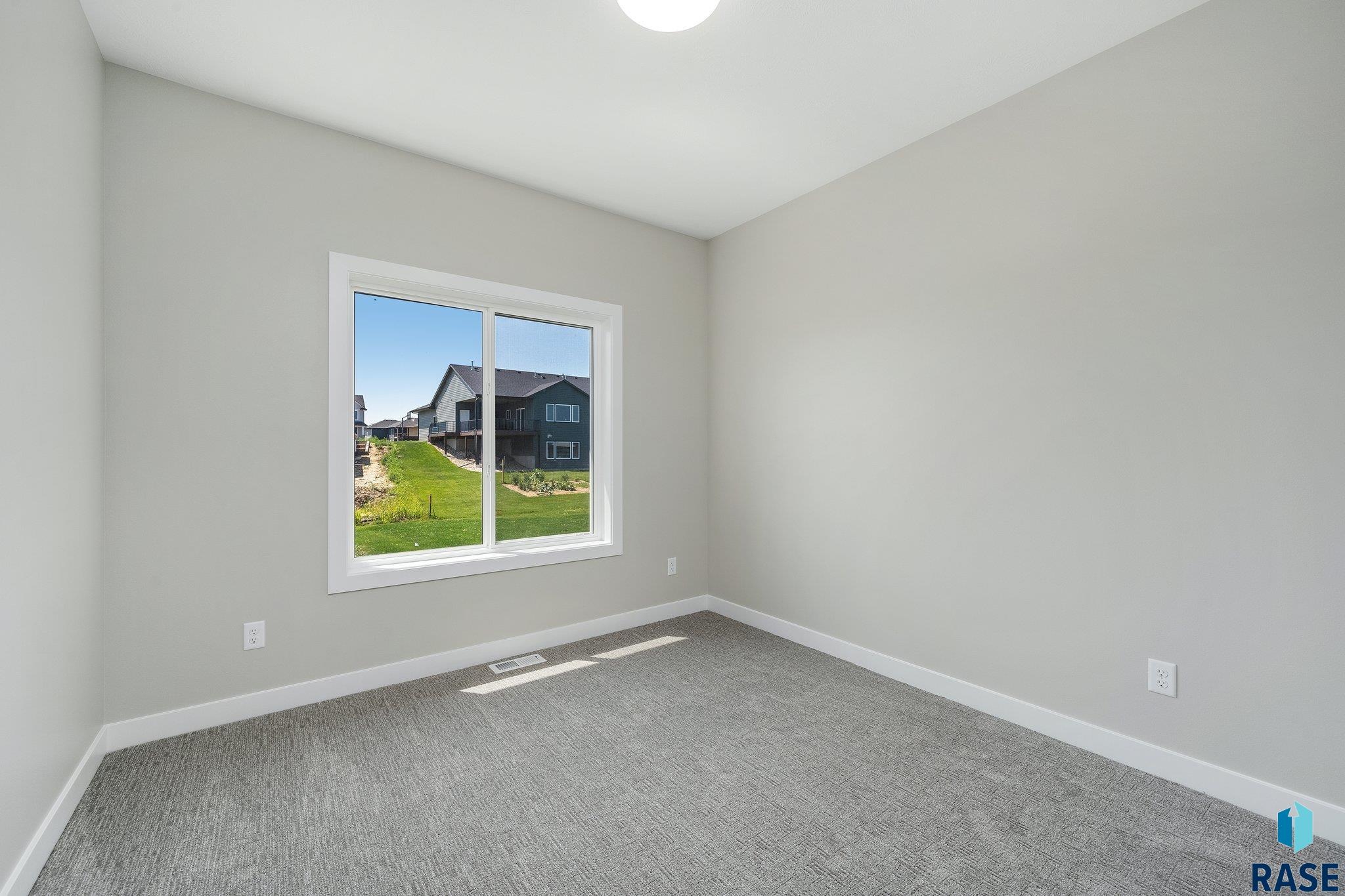 5601 E Saddle Ridge Cir