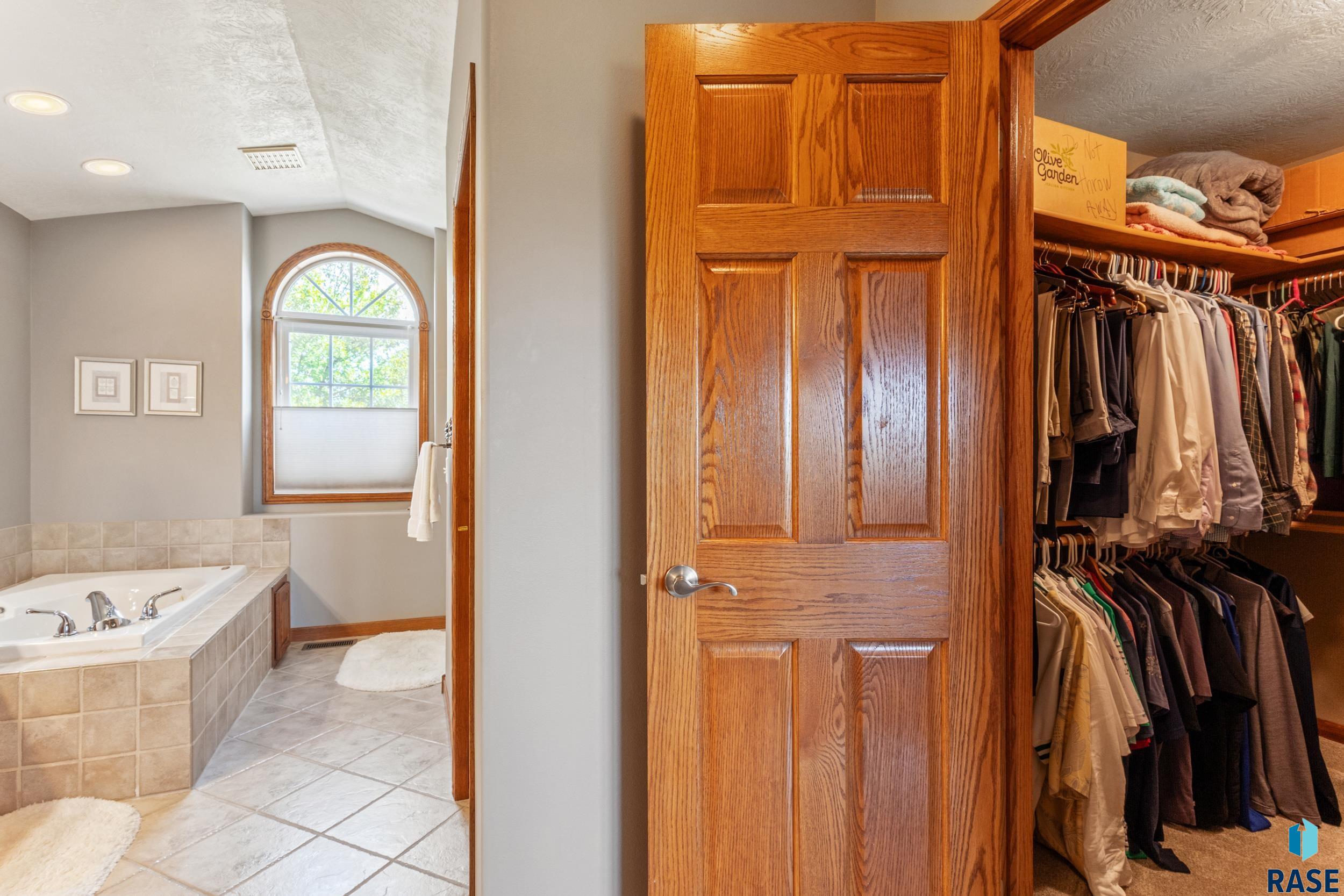 6309 S Heatherridge Ave