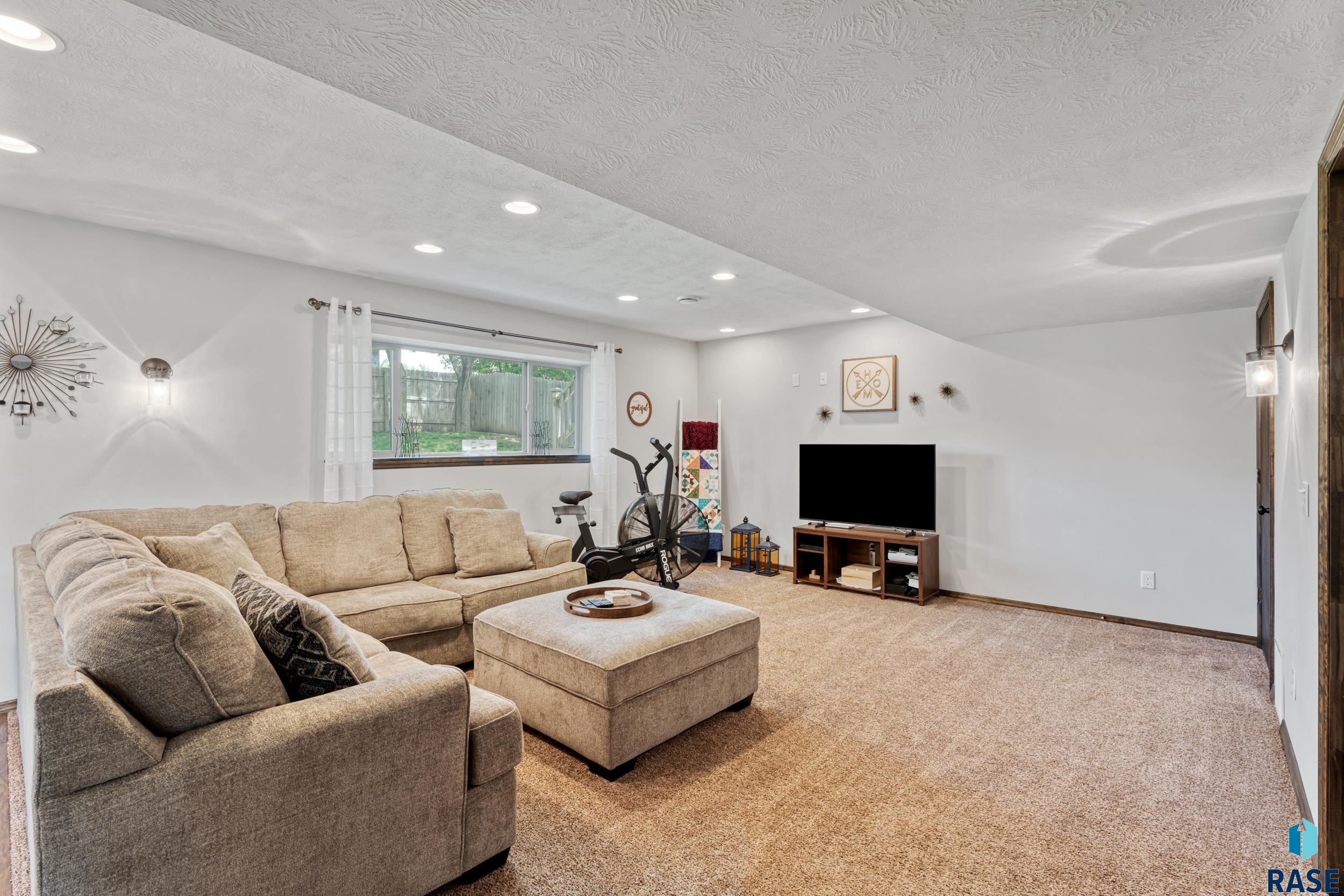 8004 W Vista Park St