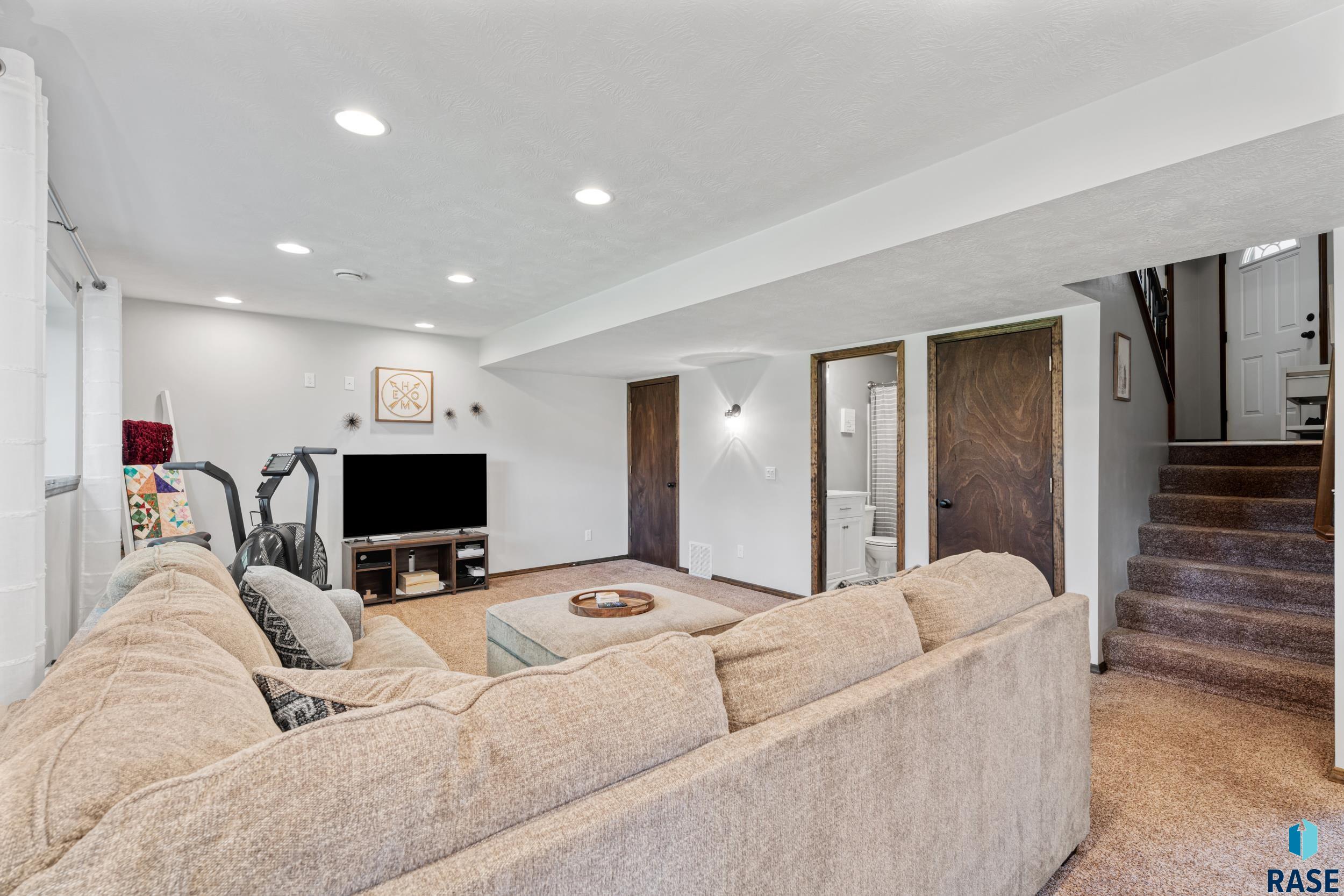 8004 W Vista Park St