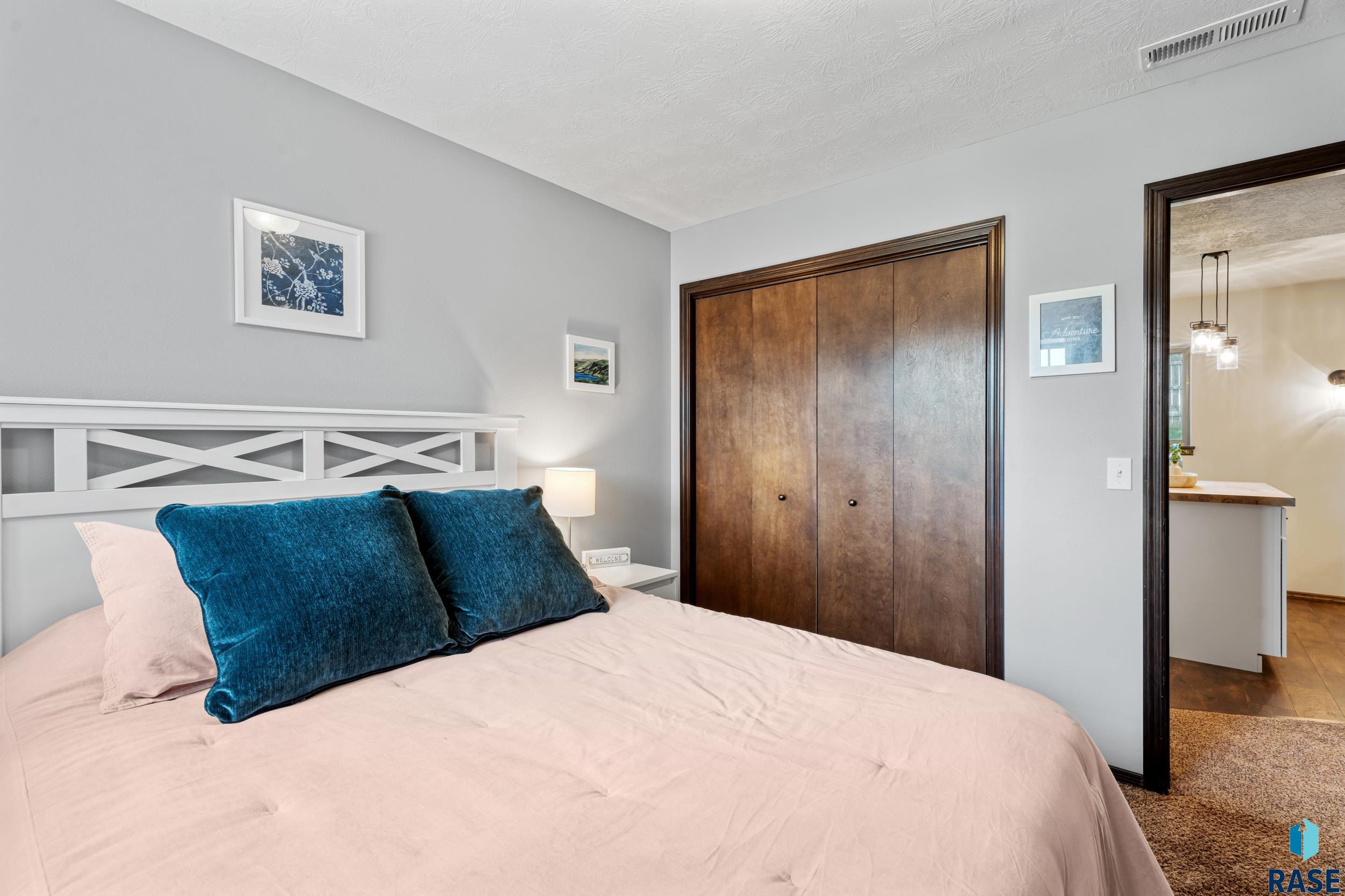 8004 W Vista Park St