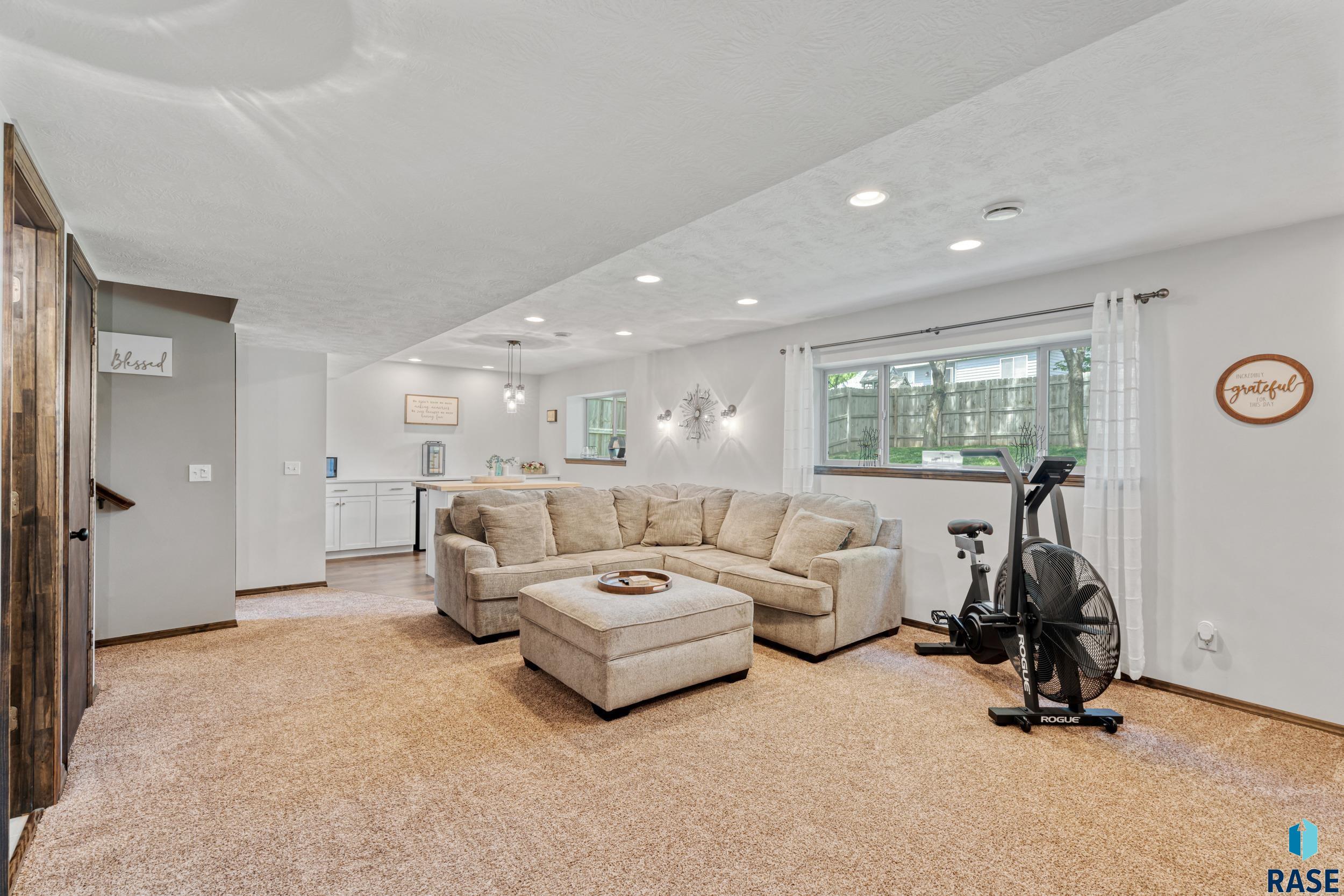 8004 W Vista Park St