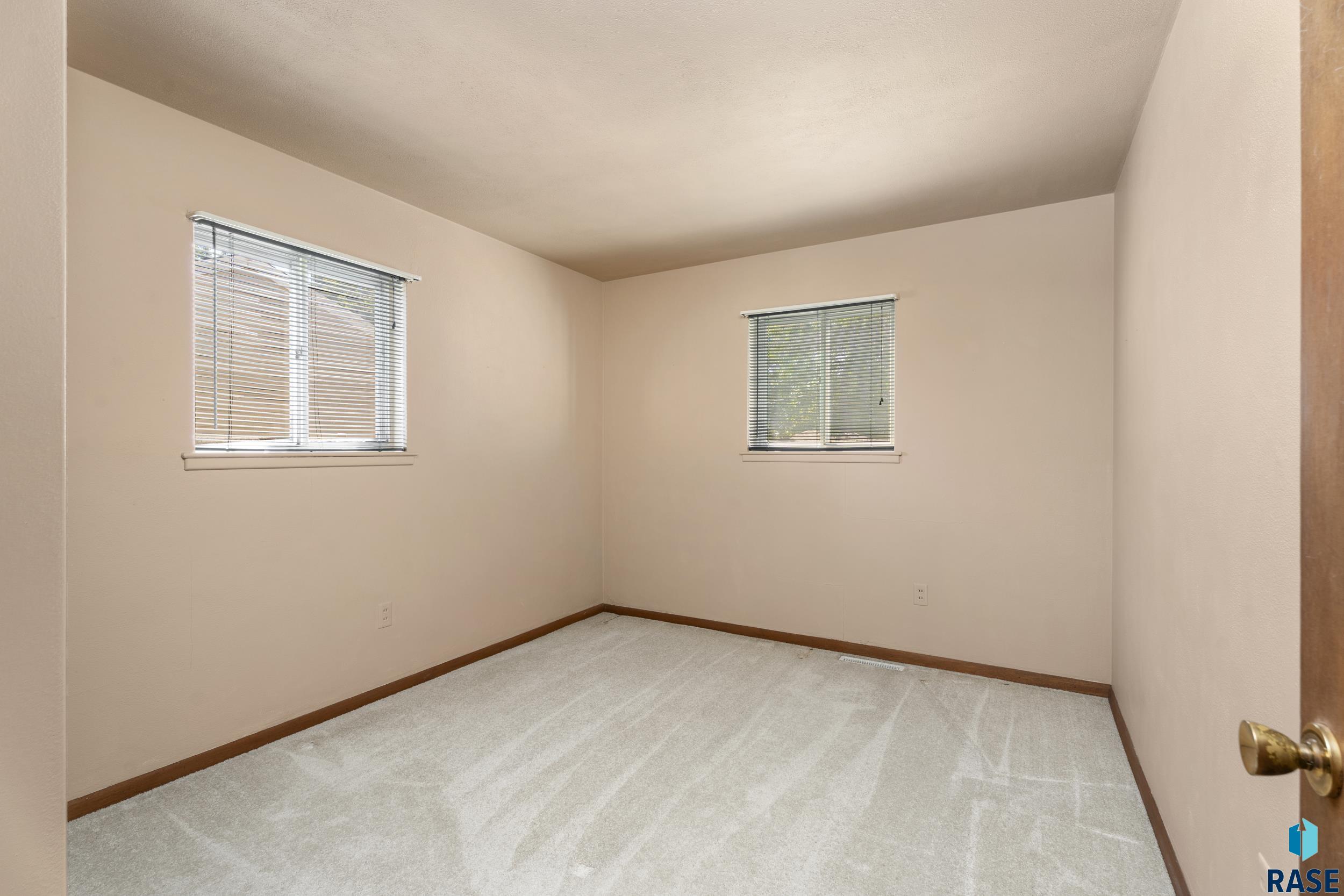 3117 E Claudette Dr