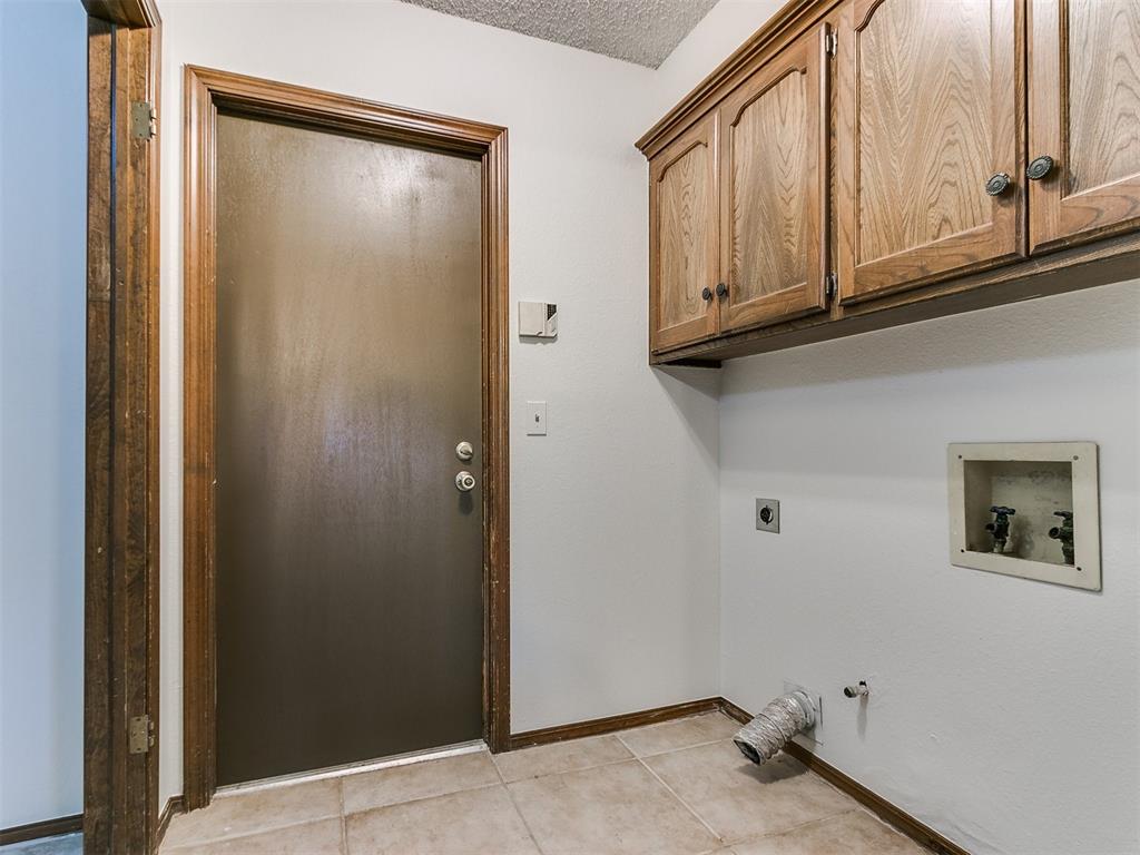 2805 WOODCREEK Road