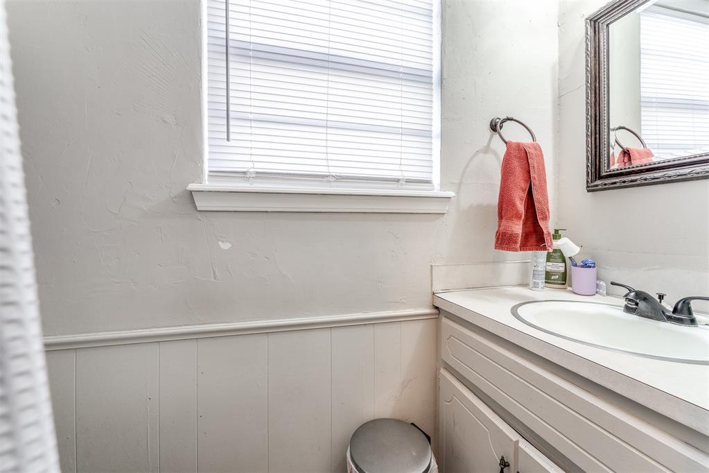 1515 Oakhurst Avenue