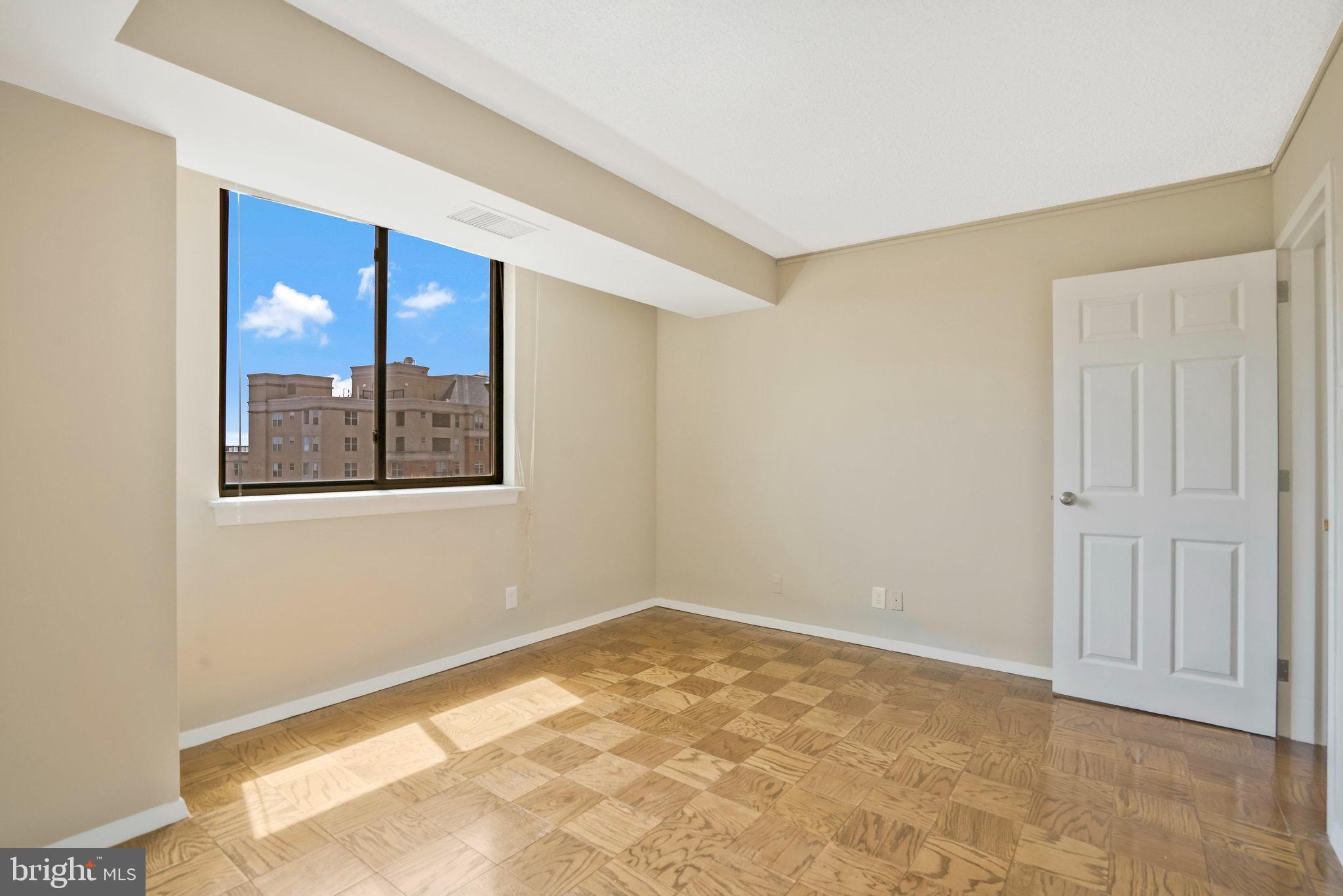 3800 FAIRFAX DRIVE Unit: 810