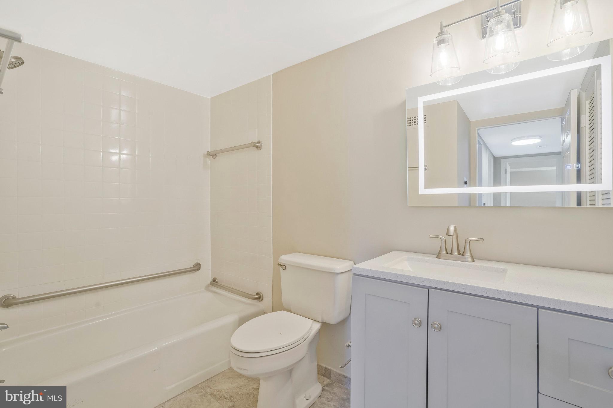 3800 FAIRFAX DRIVE Unit: 810