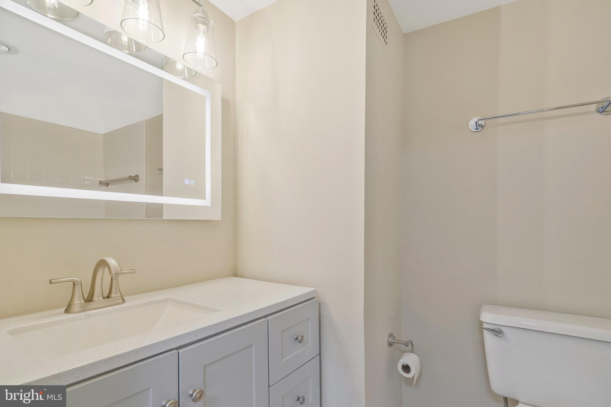 3800 FAIRFAX DRIVE Unit: 810