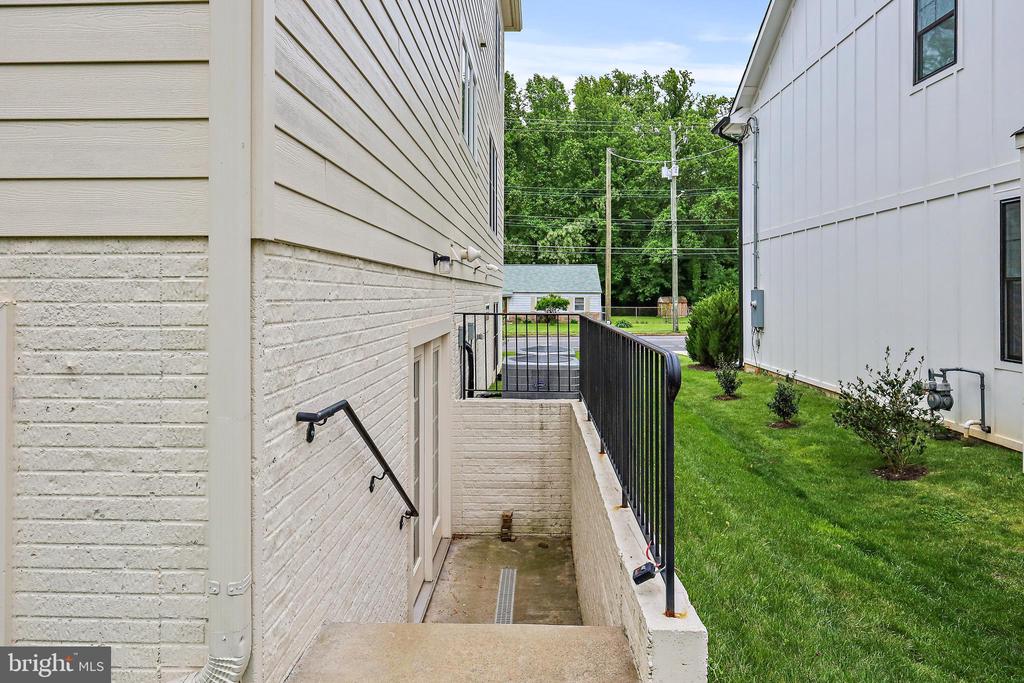7430 HOWARD CT