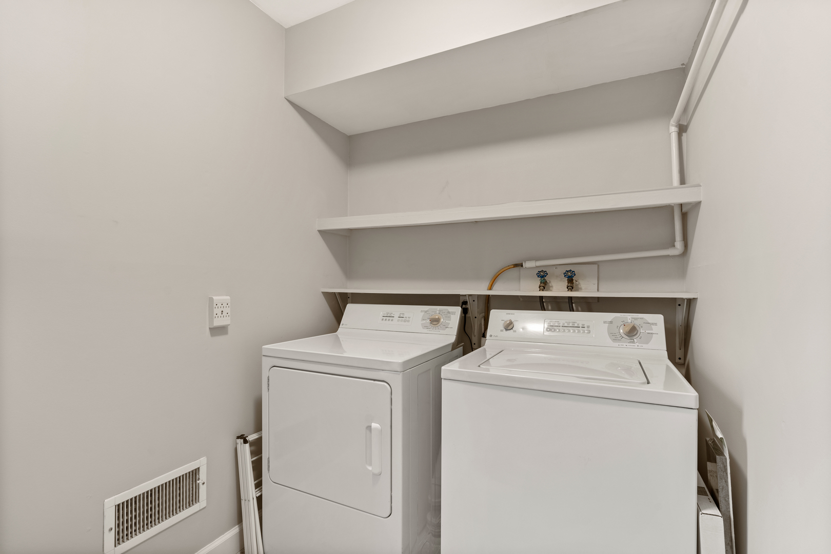 537-541 N Edgelawn Drive Unit: 539
