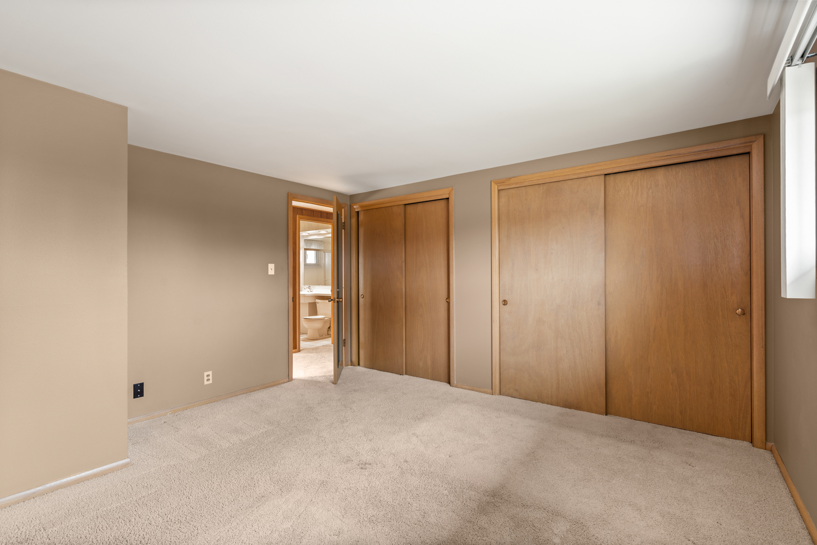 537-541 N Edgelawn Drive Unit: 539